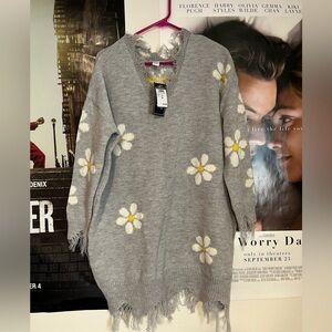 Rue21 Gray and White V-Neck Sweater with Floral Design